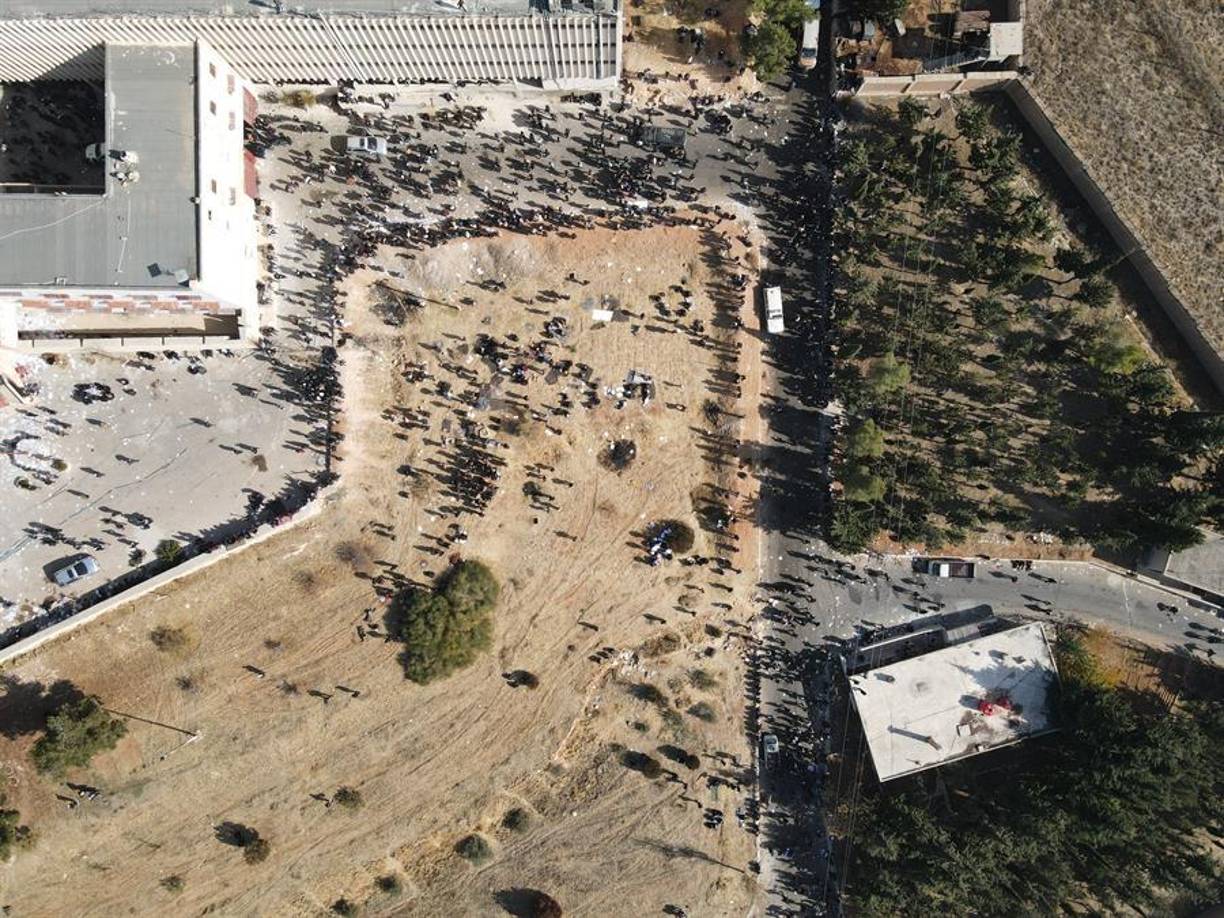 “Estoy aquí...porque puede que salga gente. Algunas celdas pudieron abrir, y sobre otras celdas subterráneas que no han podido abrir, no hay noticias. Esperamos que nos ayuden a sacar a la gente y los jóvenes vuelvan a sus familias. Si hay alguien abajo, realmente podría morir”, afirma uno de los hombres que ha entrado a la prisión.