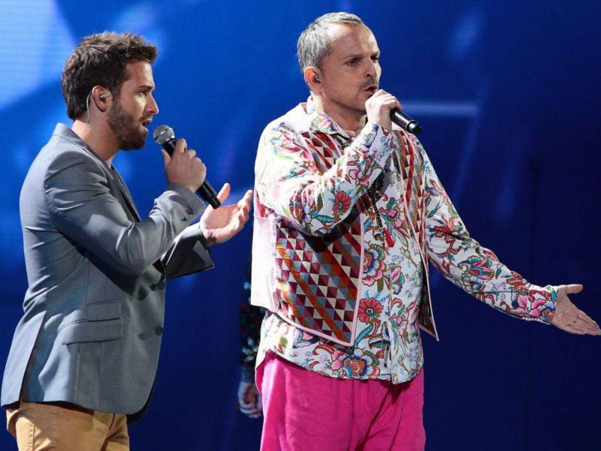 Esta misma fuente ha apuntado que fue el propio Bosé el que animó a Alborán a confesar que era homosexual hace unos años. Tenía miedo de que eso pudiese afectar a su carrera profesional.