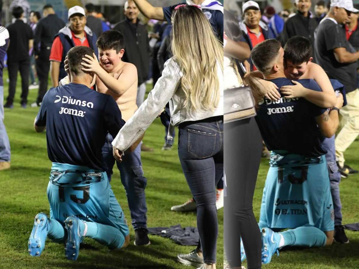Jonathan Rougier celebró de rodillas junto con su hijo, quien no pudo contener el llanto de la emoción de ver a su padre campeón con el Motagua. ¡Hermoso momento!