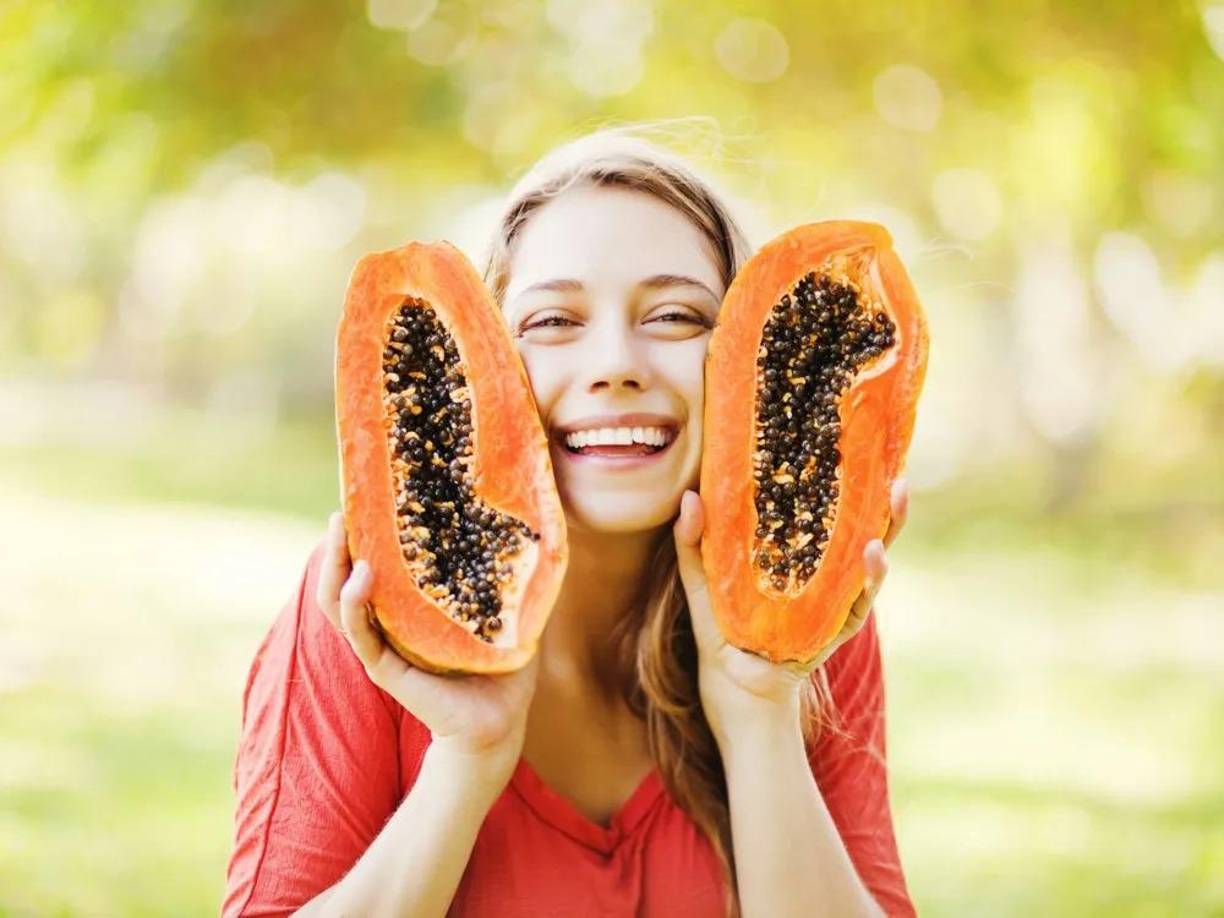 La dependencia subraya que esta fruta es ampliamente recomendada para las personas que pasan <b>mucho tiempo sentadas,</b> debido a sus actividades laborales, por lo que agregar a su alimentación un plato de papaya sería de gran beneficio para la salud.