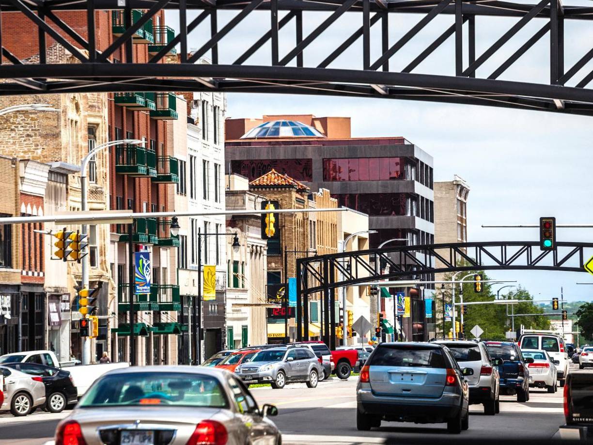 Los requisitos incluyen: verificar la elegibilidad con el empleador, establecer una residencia principal en el condado de Shawnee, trabajar a tiempo completo, ser apto para trabajar en Estados Unidos, completar una encuesta al año de mudarse y enviar la solicitud antes de la reubicación.