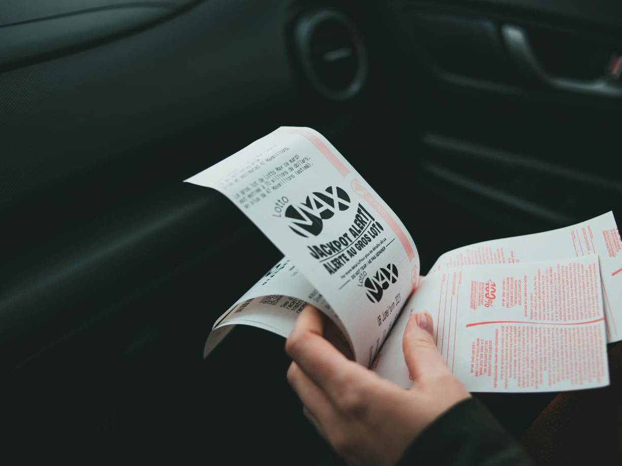 Se acordó de los diez dólares que le habían quedado del almuerzo y paso comprando su “raspadito”.