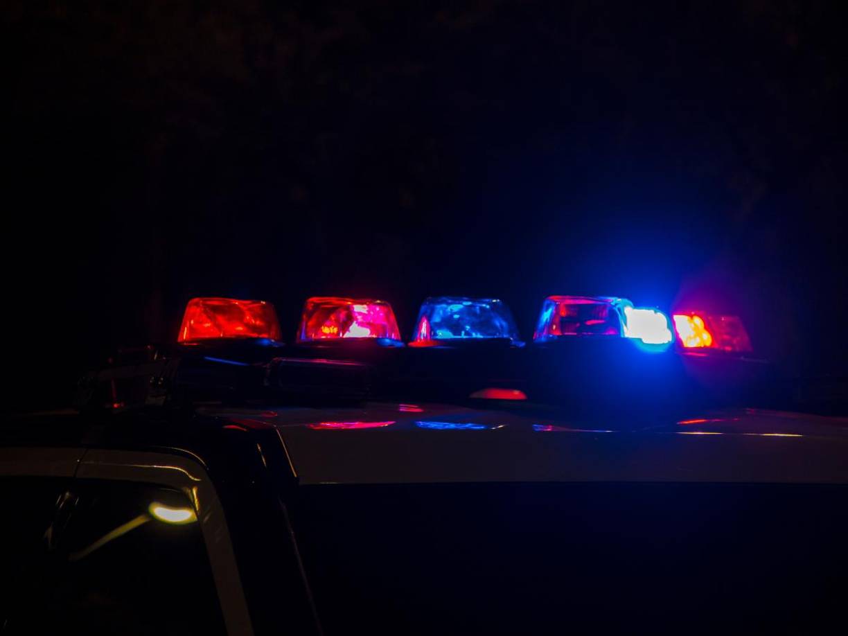 Según el testimonio de los oficiales, minutos antes de morir, recibieron la llamada de emergencia del padre, quien fue encontrado en la entrada de su casa con una bala en la cabeza.