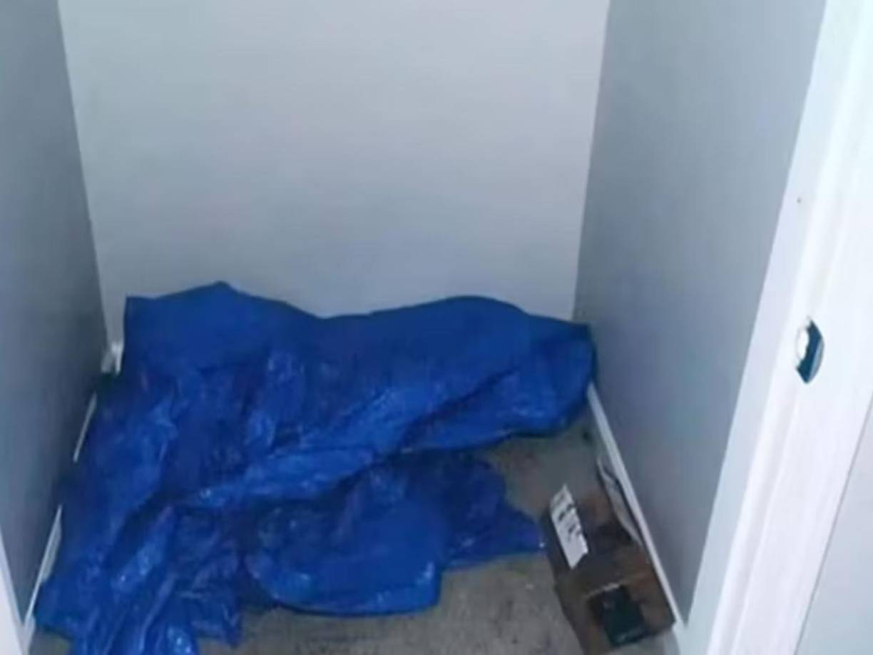 El cuerpo de Timothy fue encontrado en julio de 2022 dentro de un armario de su vivienda, cubierto con una lona. Pesaba apenas 30 kilos y presentaba signos evidentes de violencia y desnutrición extrema. 