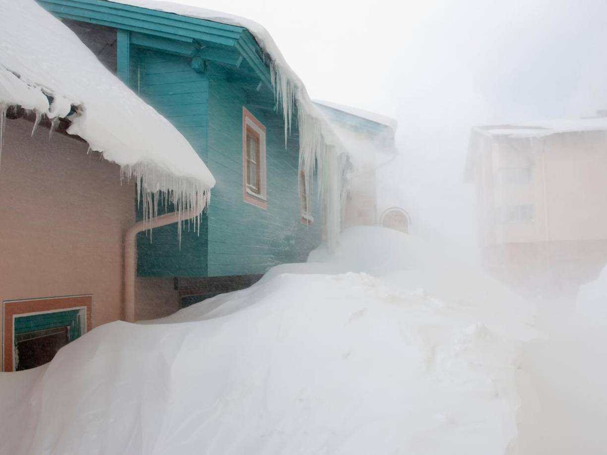 Los habitantes de Nueva York y los estados vecinos deben estar atentos a las actualizaciones meteorológicas y tomar precauciones ante posibles interrupciones en los desplazamientos por nieve y viento en los próximos días.