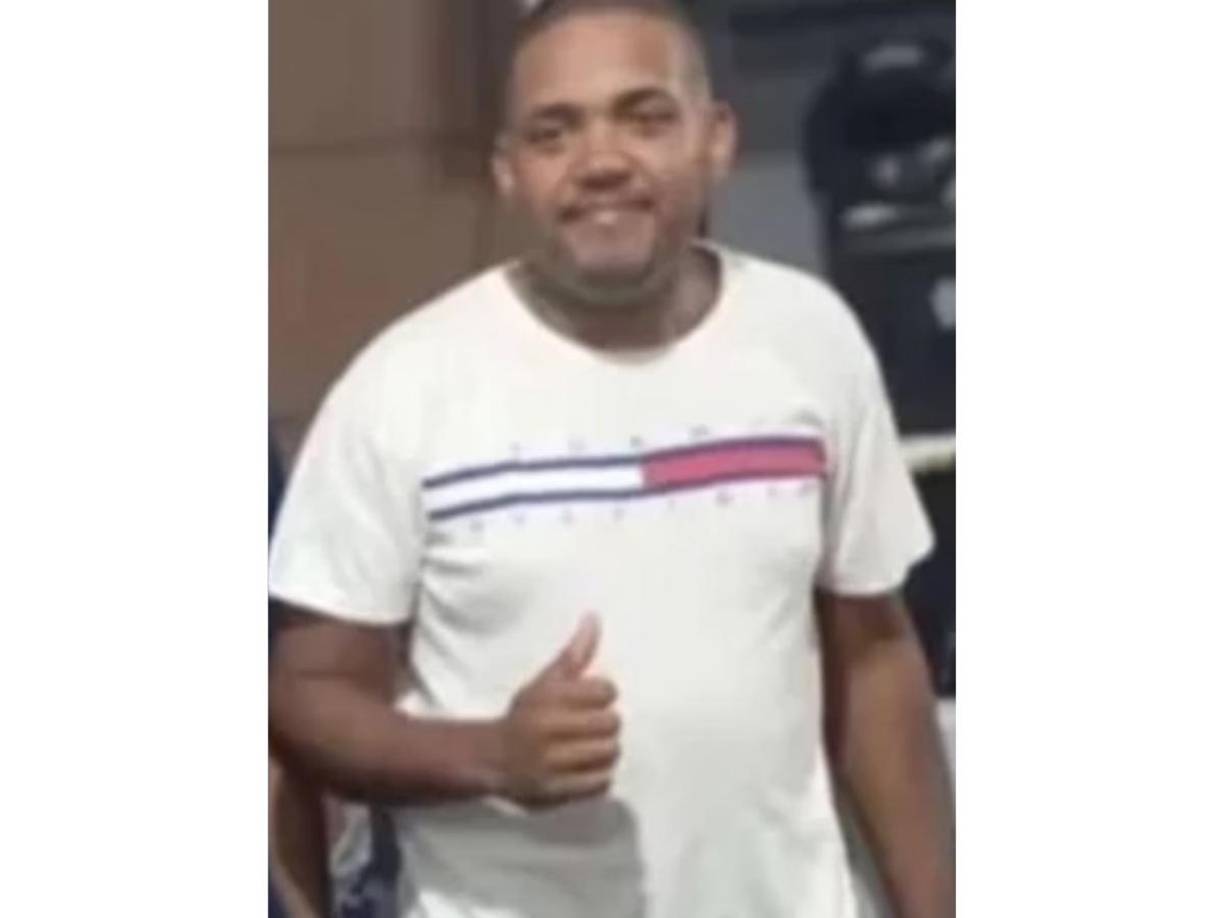 El video ha provocado indignación entre los creyentes, quienes condenan tanto las acciones atribuidas al pastor como la conducta de la mujer al exponer la situación en un lugar considerado sagrado. 