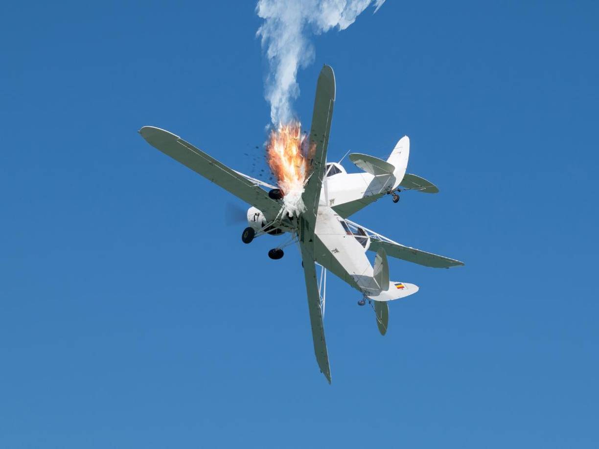 “Hay dos muertes confirmadas, diez personas fueron trasladadas a hospitales de la zona para recibir tratamiento y ocho personas fueron atendidas y dadas de alta en el lugar”, informó en X el Departamento de Policía de Fullerton.