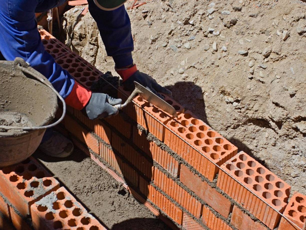 Marlon Lora era pastor de la iglesia cristiana Príncipe de Paz Villaparaguay, además de trabajar como albañil para sostener a su familia.