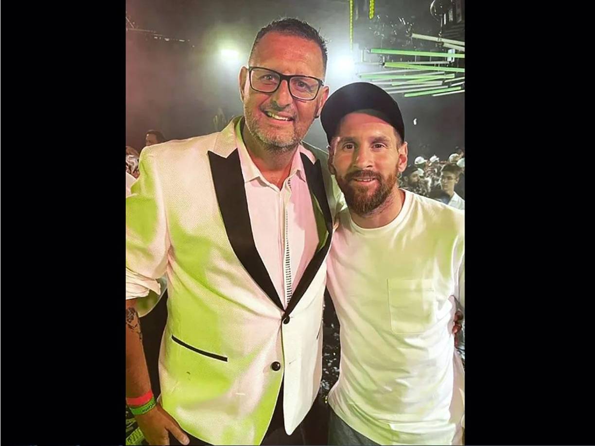 Todos querían una foto con Messi en la fiesta de los campeones.