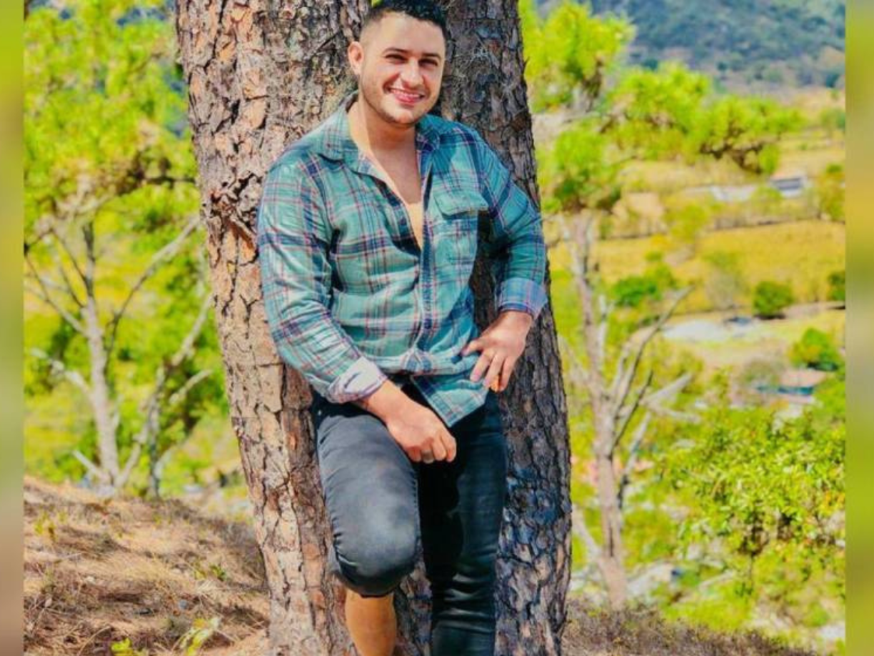 Se cree que el ataque estaba dirigido al ahora fallecido, pues su compañera de hogar resultó ilesa.