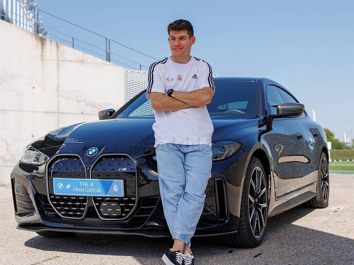 Fran García: El lateral izquierdo escogió un BMW i4 M50 que tiene un precio de 79.550 euros.