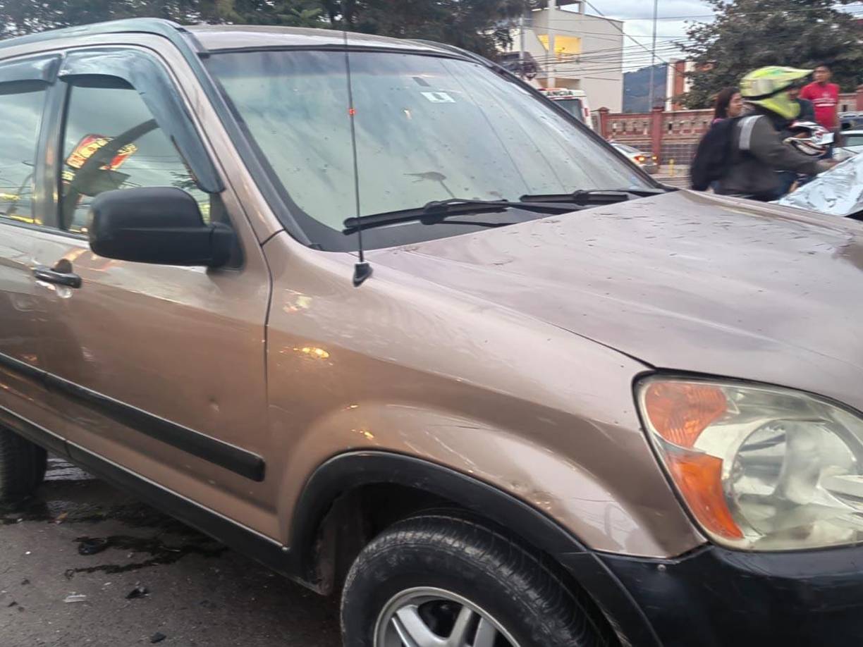 En el sector se interrumpió el servicio de energía eléctrica por la caída de un poste de luz.