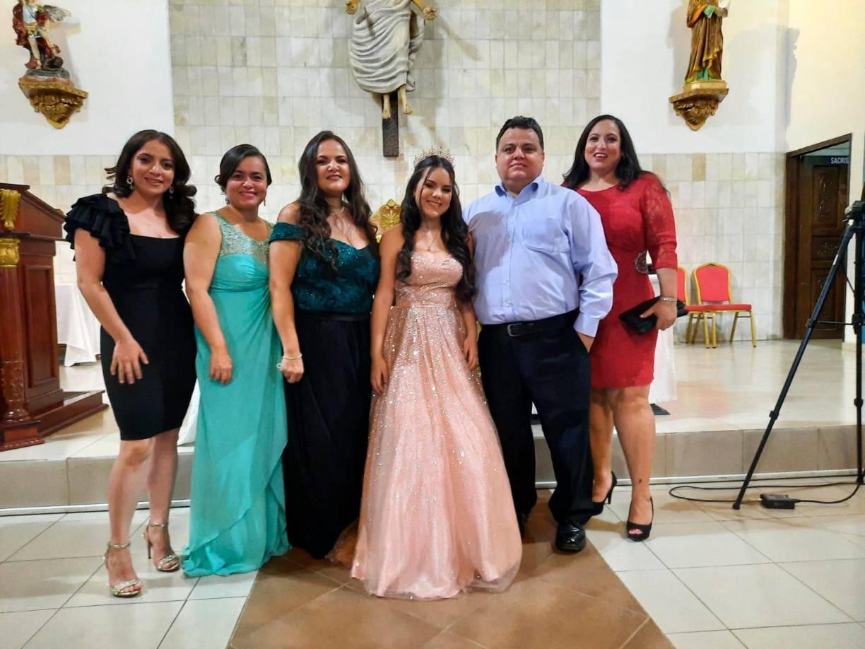 Kathy, Lastenia, Paula, Andrea, Manuel y Delvia de Lanza