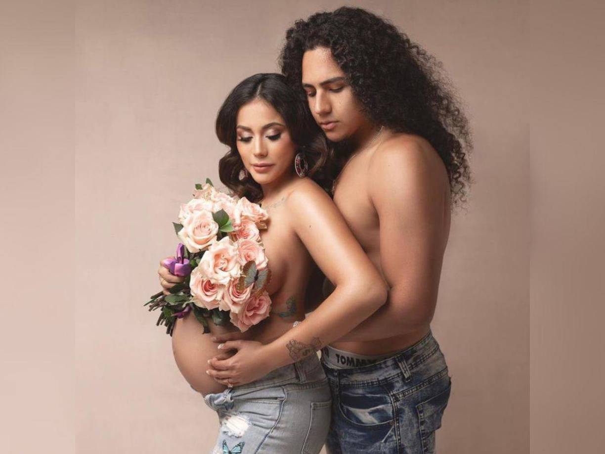 La controversial pareja reveló en redes sociales el nombre de su bebé. 