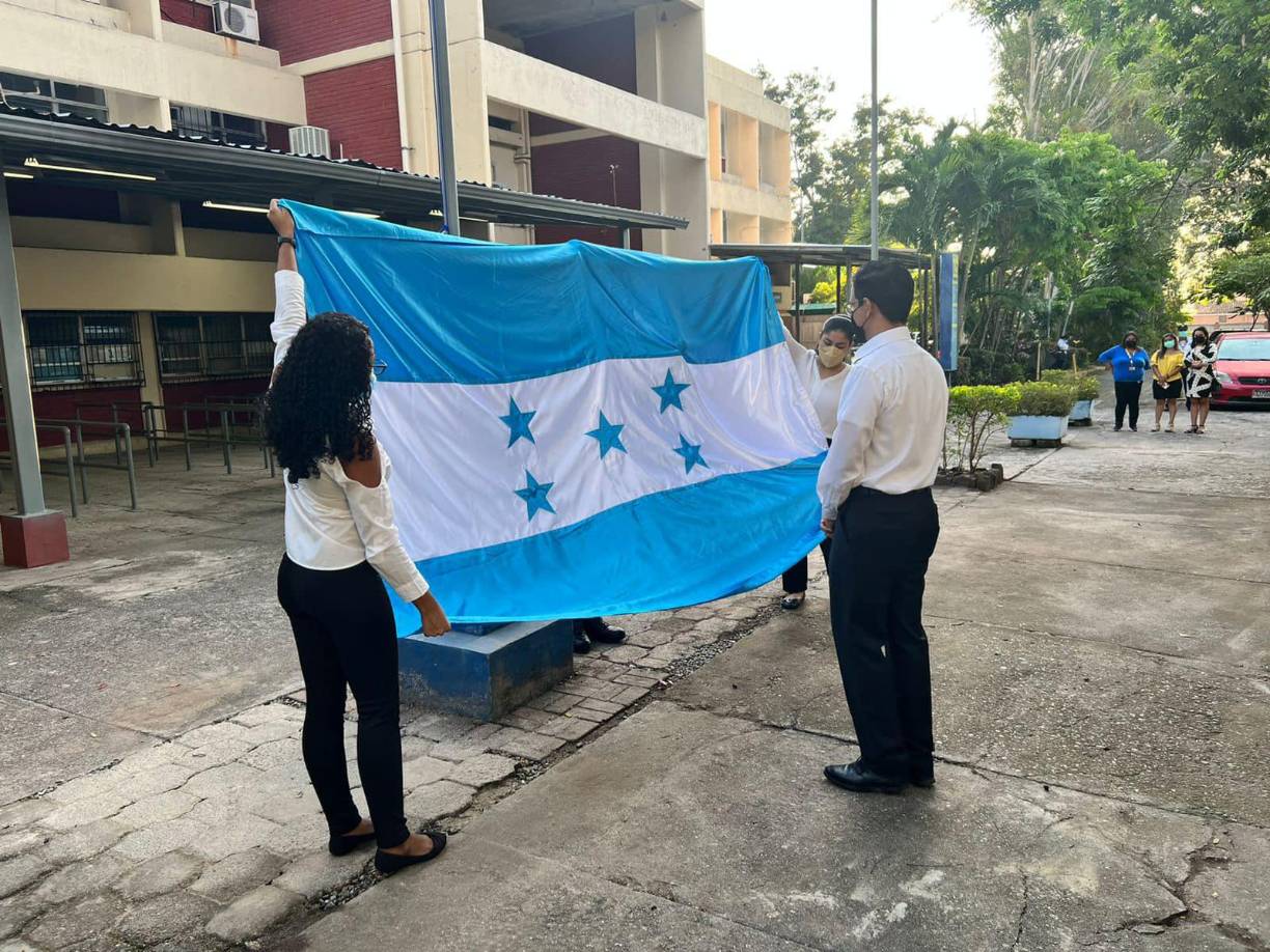 Estudiantes honorables fueron encargados de izar la bandera.