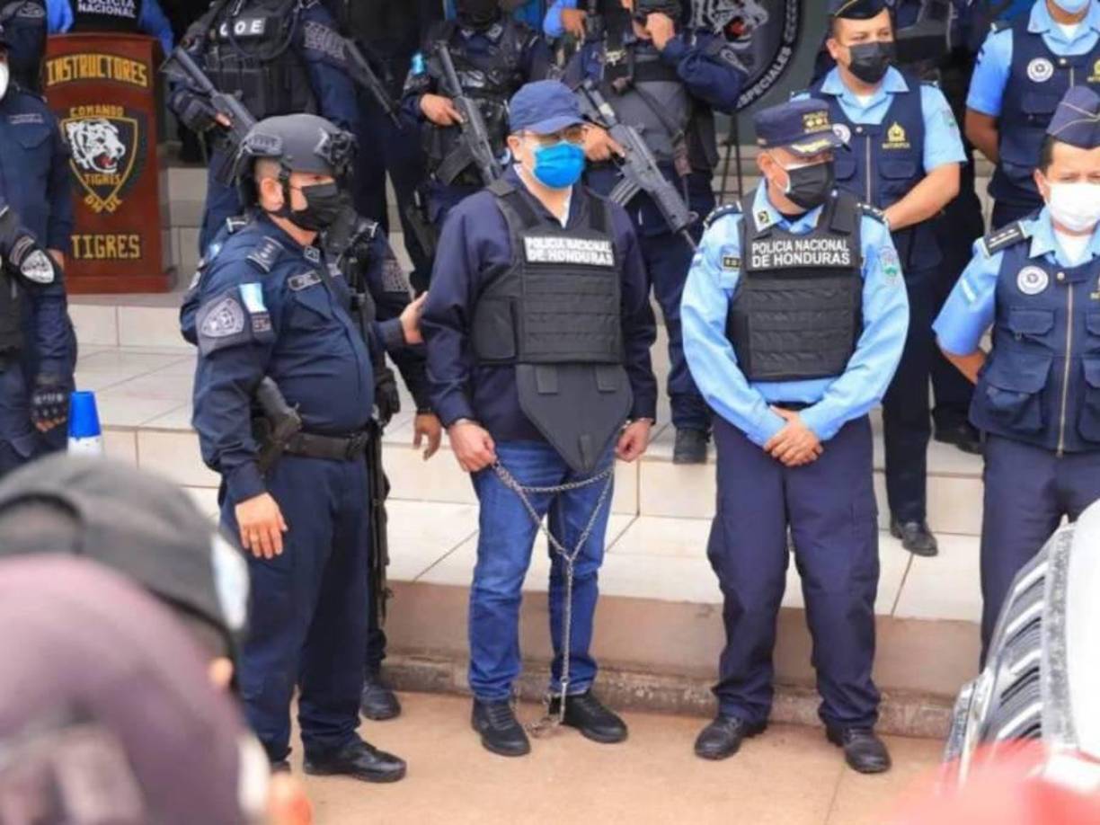 <b>1. SOBORNOS DEL CARTEL DE SINALOA</b>De acuerdo con la Fiscalía de Nueva York, JOH recibió sobornos, de Joaquín Guzmán , alias “El Chapo”. El cártel de Sinaloa le ofreció a Tony Hernández $1 millón de dólares si Hernández ganaba las elecciones y les brindará protección. Tony Hernández dijo al alcalde de El Paraíso, Copán, Alexander Ardón que lo haría considerar dicho ofrecimiento, pues el dinero “era urgente para la campaña” de su hermano.