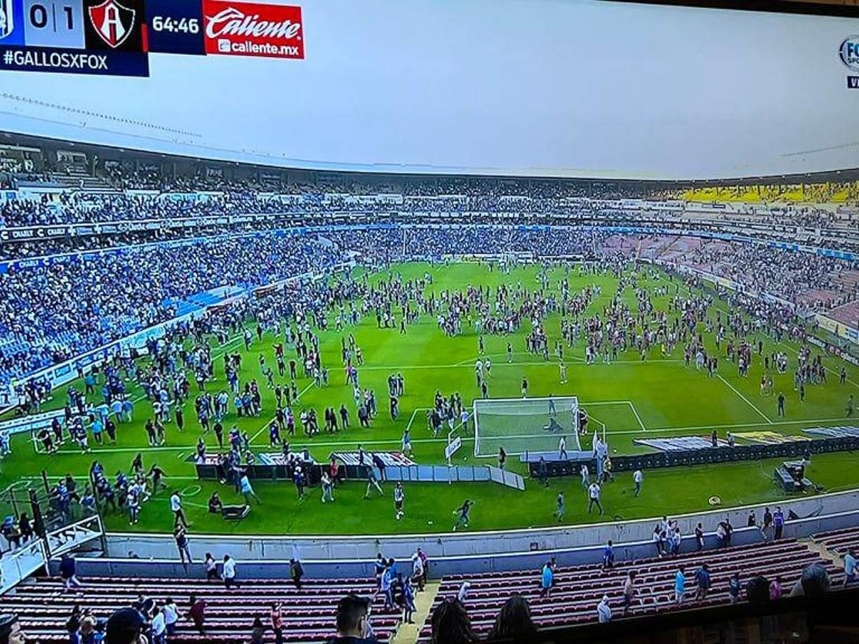 Ante el caos desato en las graderías, cientos de personas se vieron en la necesidad de ingresar al terreno de las acciones y por lo tanto el Querétaro vs Atlas fue suspendido de forma inmediata.