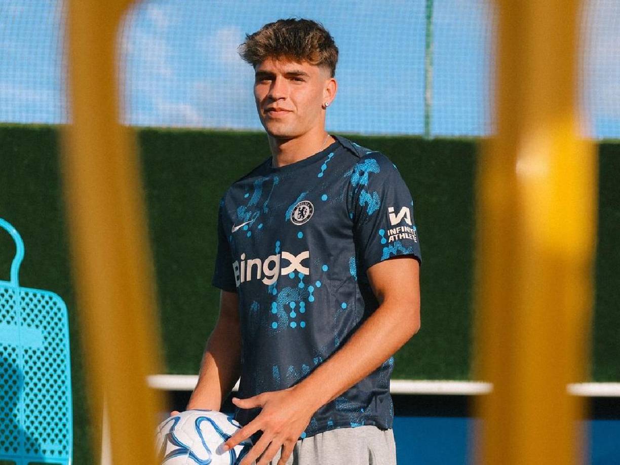 Acaba de llegar al Chelsea y se puede ir. Marc Guiu podría salir en busca de minutos tras su llegada al Chelsea este verano. El Sevilla busca la cesión del delantero, simple y pagando el 100% de la ficha, 4M€ brutos, indican en España.