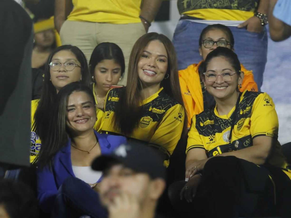 La reina de belleza Sirey Morán no se perdió el partido de su amado Real España y estuvo acompañado por otras linduras.