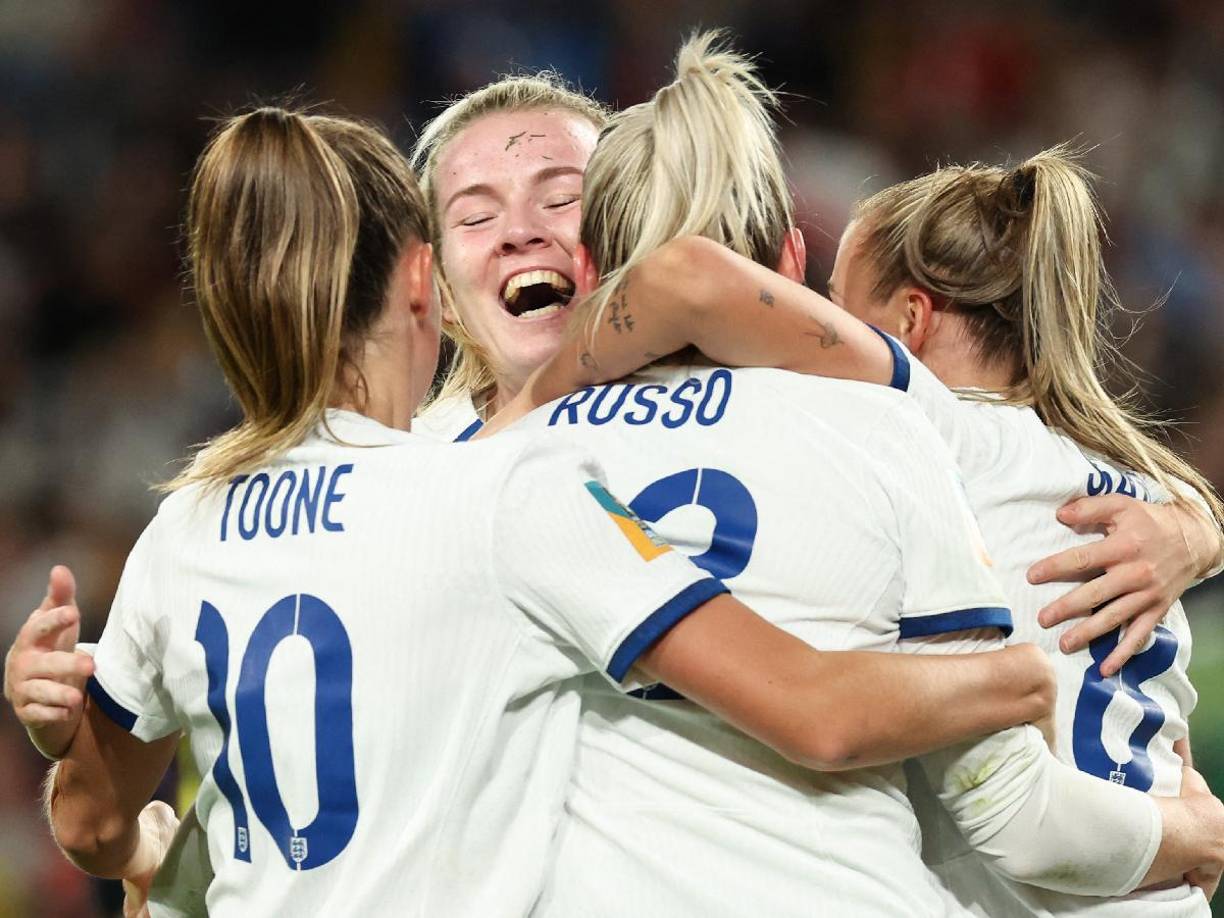 Inglaterra igualó poco después por intermedio de Lauren Hemp tras un error de la portera Catalina Pérez, que soltó un balón en el área chica.