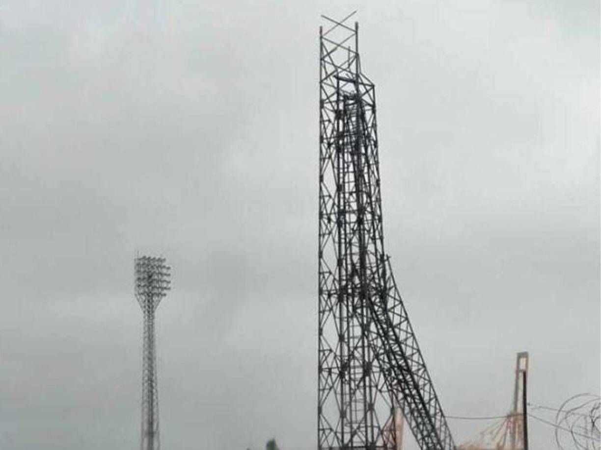 Eran las 5 de la mañana de este sábado cuando una de las torres de alumbrado público del estadio se desplomó.