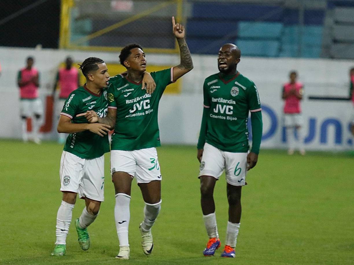 Cristian Sacaza celebrando su golazo olímpico contra el Olancho FC.