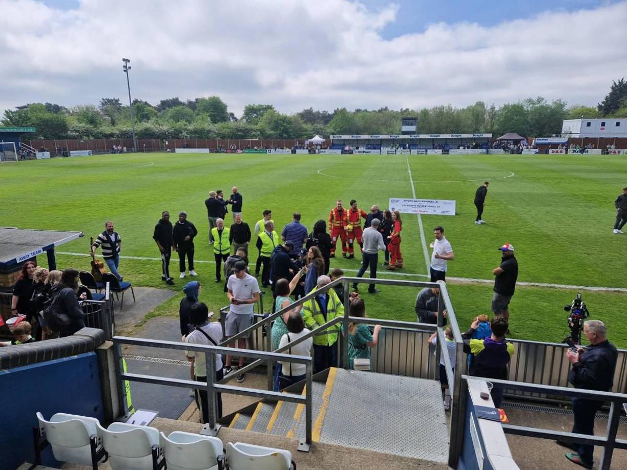 El equipo rival tenía en su plantilla a Yaya Toure, Joe Cole, Wayne Routledge y celebridades como Mark Wright, Jonathan Trott y Billy Wingrove, dirigido por el actor de Hollywood Ray Winstone.