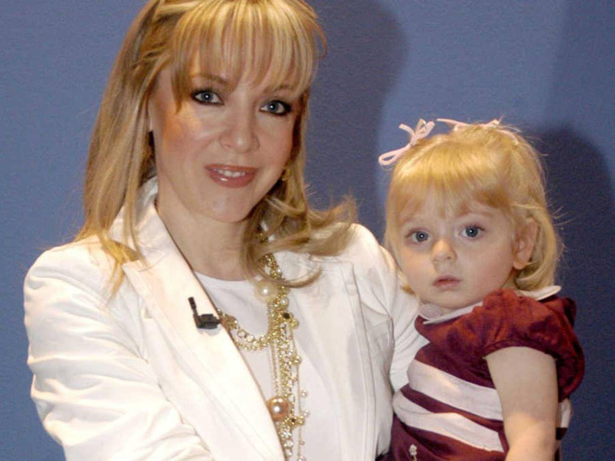 “Se me eriza la piel de escuchar la voz de su niña”, “el legado de Edith vive en su hija”, “tiene la belleza de su mami”, se lee en los comentarios.