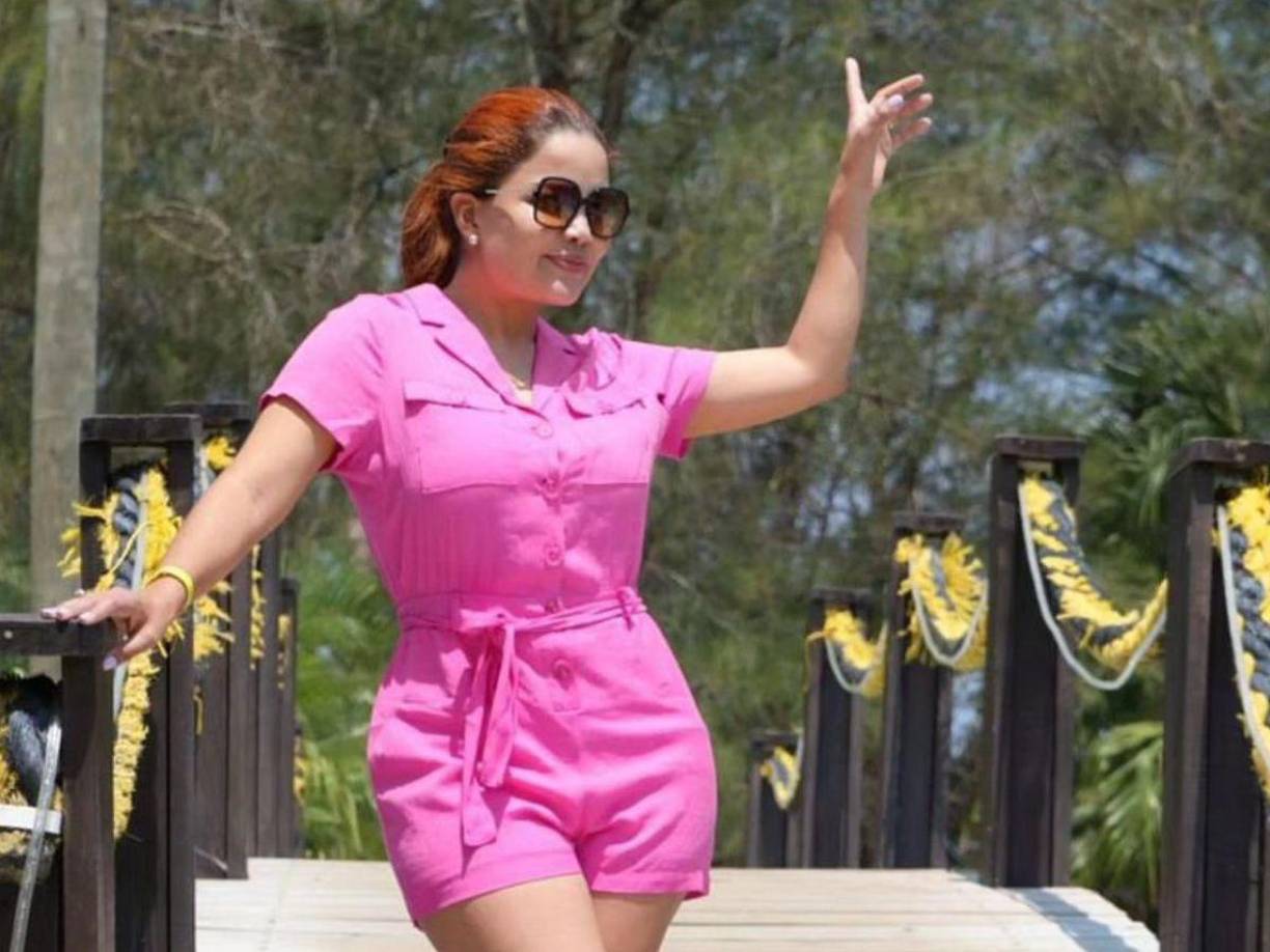 “Yo quería ser policía, fui a la ANAPO (Academia Nacional de Policía) a hacer el examen en contra de la voluntad de mi papá y de mi mamá, me fui un día, alisté las cosas y no me dejaron hacerlo porque me midieron y no tenía la estatura, en otras palabras por chaparra”, dijo entre risas Ariela Cáceres.