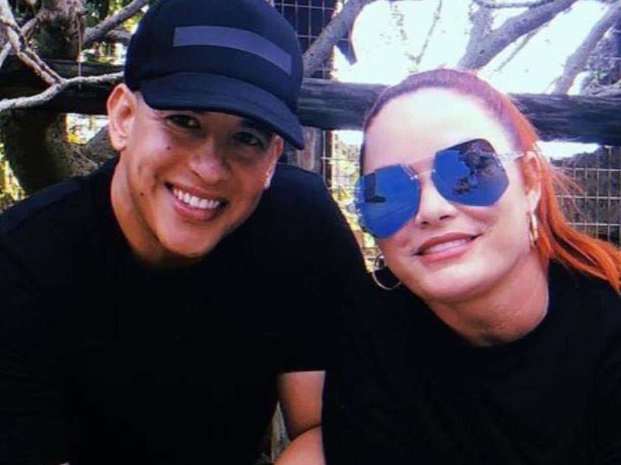 En la última parte de 2024, Daddy Yankee sorprendió a sus seguidores al anunciar su separación de su esposa, Mireddys González, con quien estuvo casado durante más de 25 años. A pesar de su fama internacional, la vida personal del reggaetonero había permanecido mayormente privada, por lo que a través de un comunicado publicado en sus redes sociales, Daddy Yankee explicó que la separación era una decisión de ambos y que, a pesar de los desafíos que enfrentaron, ambos seguirían manteniendo una relación de respeto.