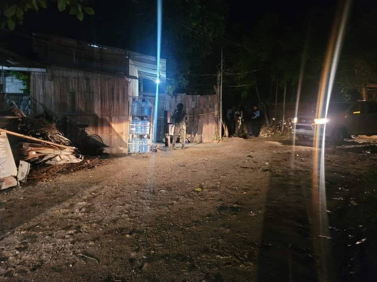 De acuerdo con vecinos, fue a las 11:00 p.m. que escucharon varias detonaciones de armas de fuego. 