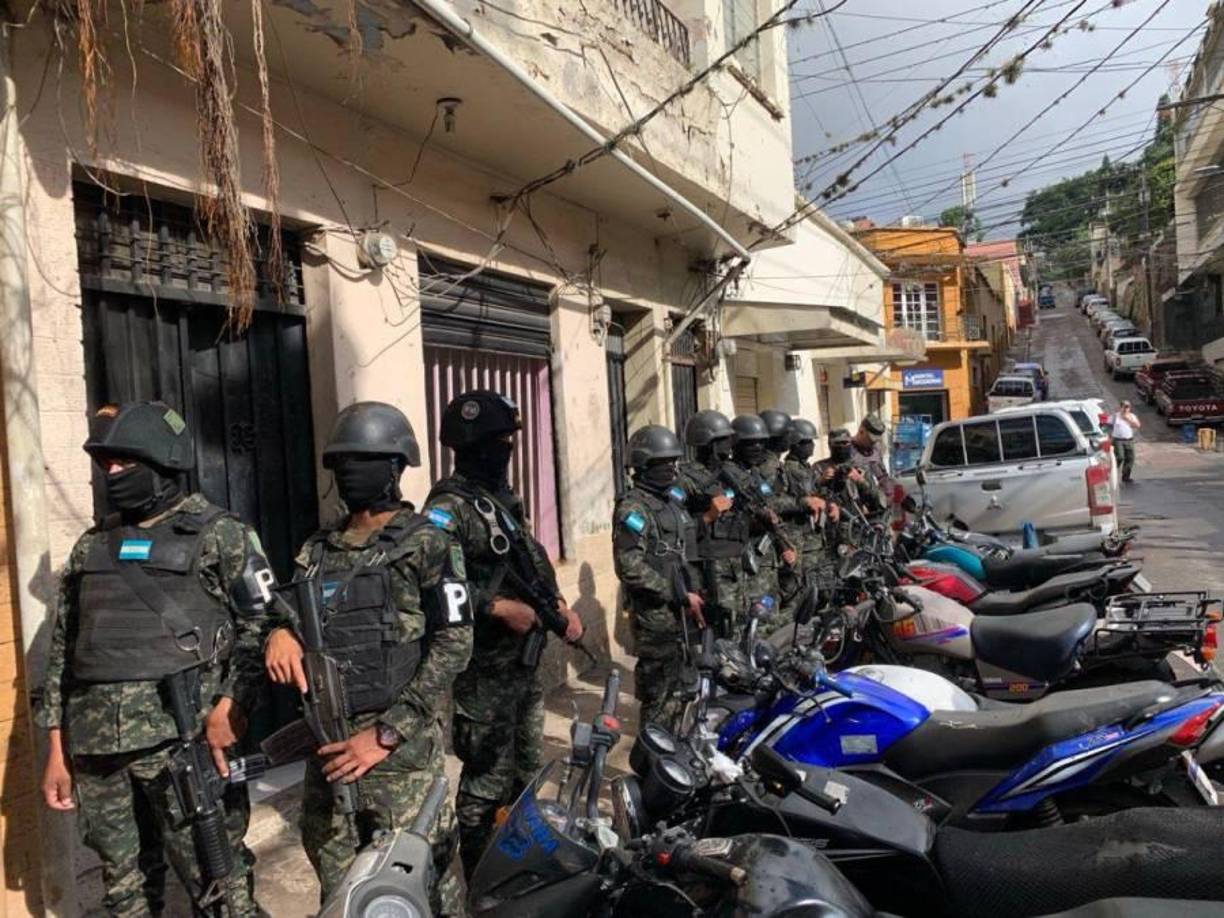 La exministra Tábora es acusada por el delito de fraude en el sonado caso de la “oscura” compra de los hospitales móviles durante la pandemia de Covid-19. Por el mismo caso, también hay una orden de captura contra Alba Consuelo Flores, quien permanece prófuga de la justicia.