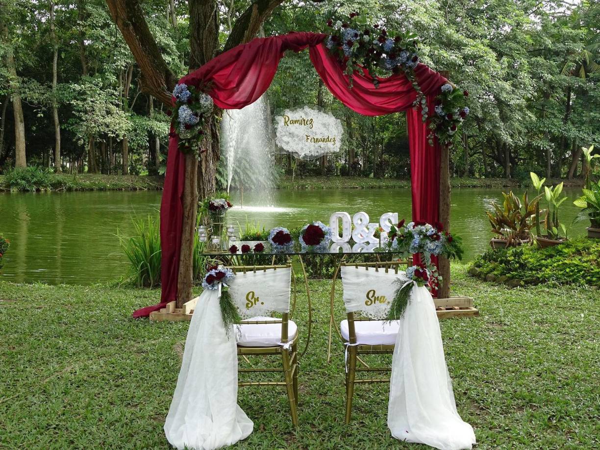 El lugar es perfecto para la realización de bodas, ya que es un lugar acogedor que se puede acomodar con detalles románticos al aire libre.