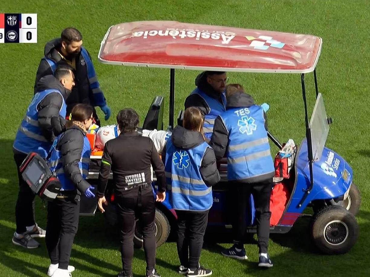 El jugador del Deportivo Alavés se someterá a un TAC craneal y cervical en un hospital de Barcelona al que ha sido trasladado tras el fuerte golpe recibido en la cabeza.