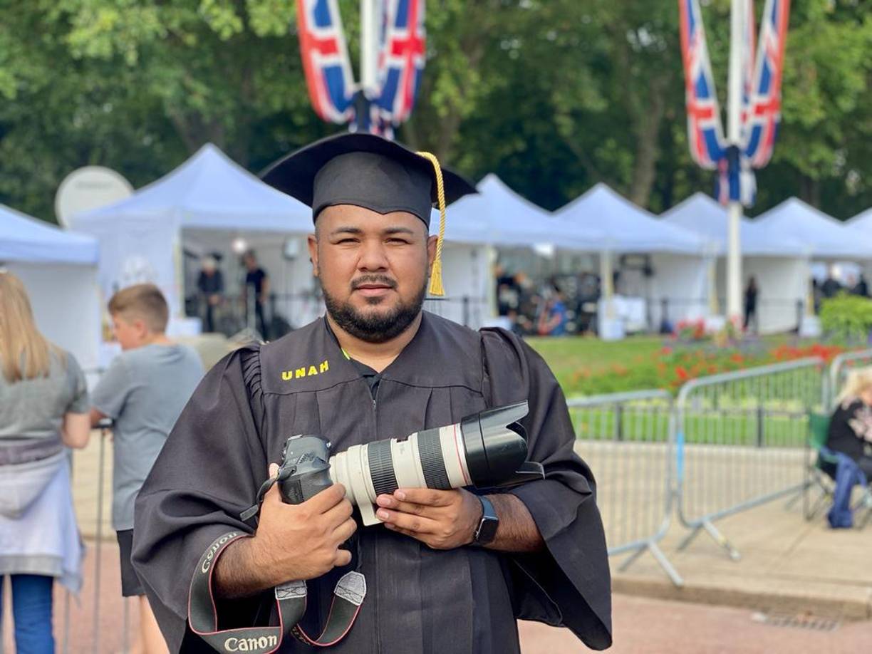 Carlos Hernández celebró su graduación desde Londres, en medio de su cobertura periodística luego de la muerte de la Reina Isabel II.