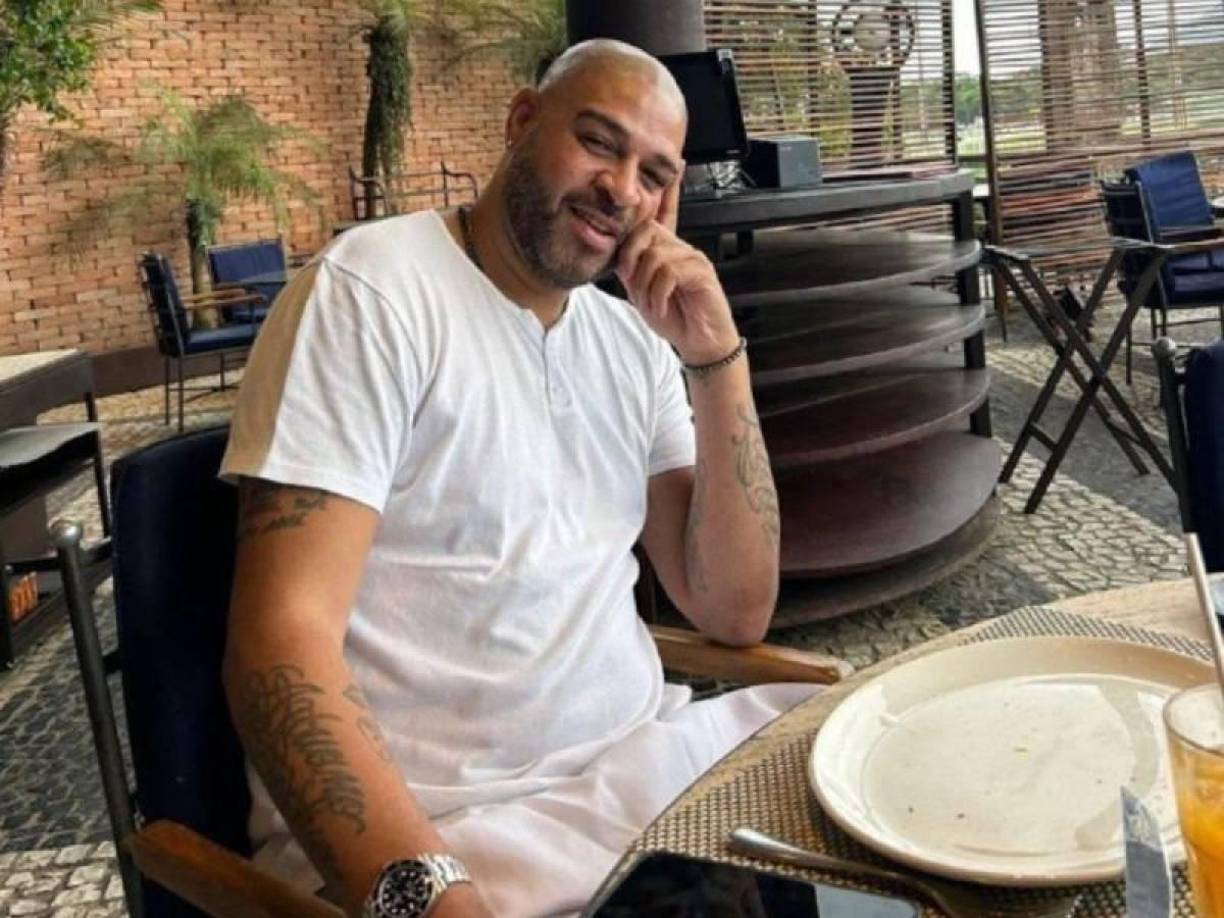 Una trágica noticia fue la que cambió el rumbo de vida de Adriano, cuando en 2004 se enteró de que su padre falleció. En ese año mantuvo una buena racha goleadora, pero la depresión empezaba a consumirlo.