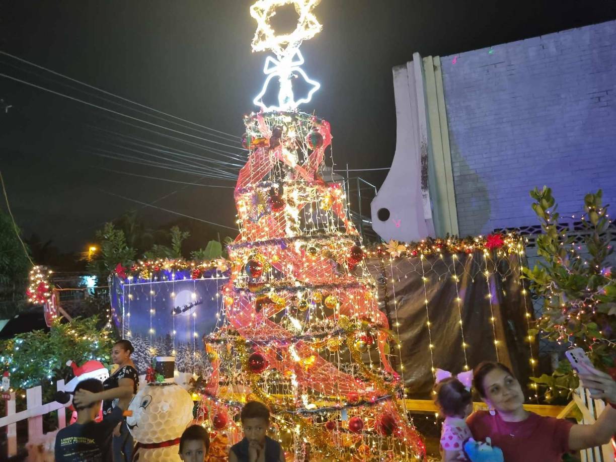 En la colonia La Paz del municipio de La Lima,los pobladores instalaron su propia Villa Navideña, hacen celebraciones entre los vecinos.