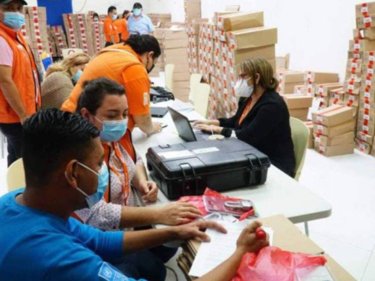 2. Deberás llenar el formulario de solicitud de actualización de datos. Si tienes alguna duda, el personal de atención te ayudará a completarlo.