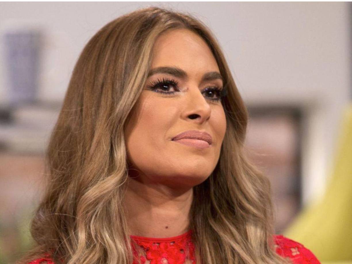 El motivo de la sorpresiva salida de Galilea Montijo tiene su origen en la gran fiesta que organizó Televisa recientemente, en la que se presentó el cantante internacional Bruno Mars. La conductora disfrutó tanto del evento que, entre cantos y gritos, terminó perdiendo la voz.