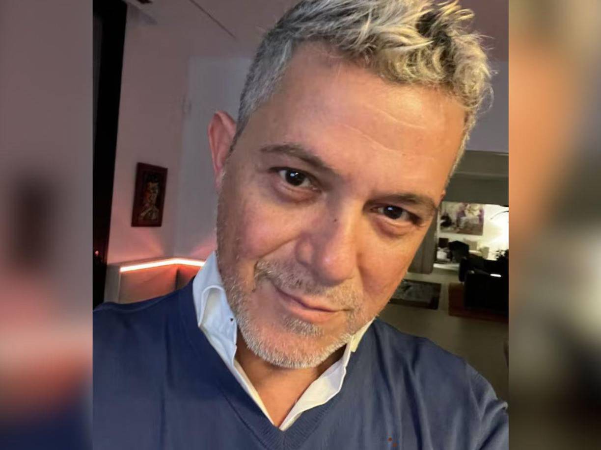 Pero la realidad es que hay una característica que destaca mucho más que las expresiones afectivas que se demuestran en público, y es el aspecto de Alejandro Sanz. El cantante español se ve realmente rejuvenecido en esta nueva relación.