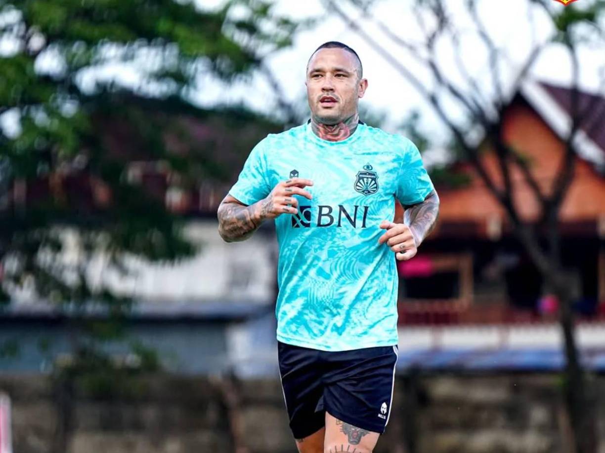 Luego de dejar el fútbol italiano para regresar a Bélgica en el verano europeo de 2021 para fichar por el Amberes, el volante, reconocible por sus numerosos tatuajes, dejó el club de su ciudad natal a comienzos de 2023 por mal comportamiento.