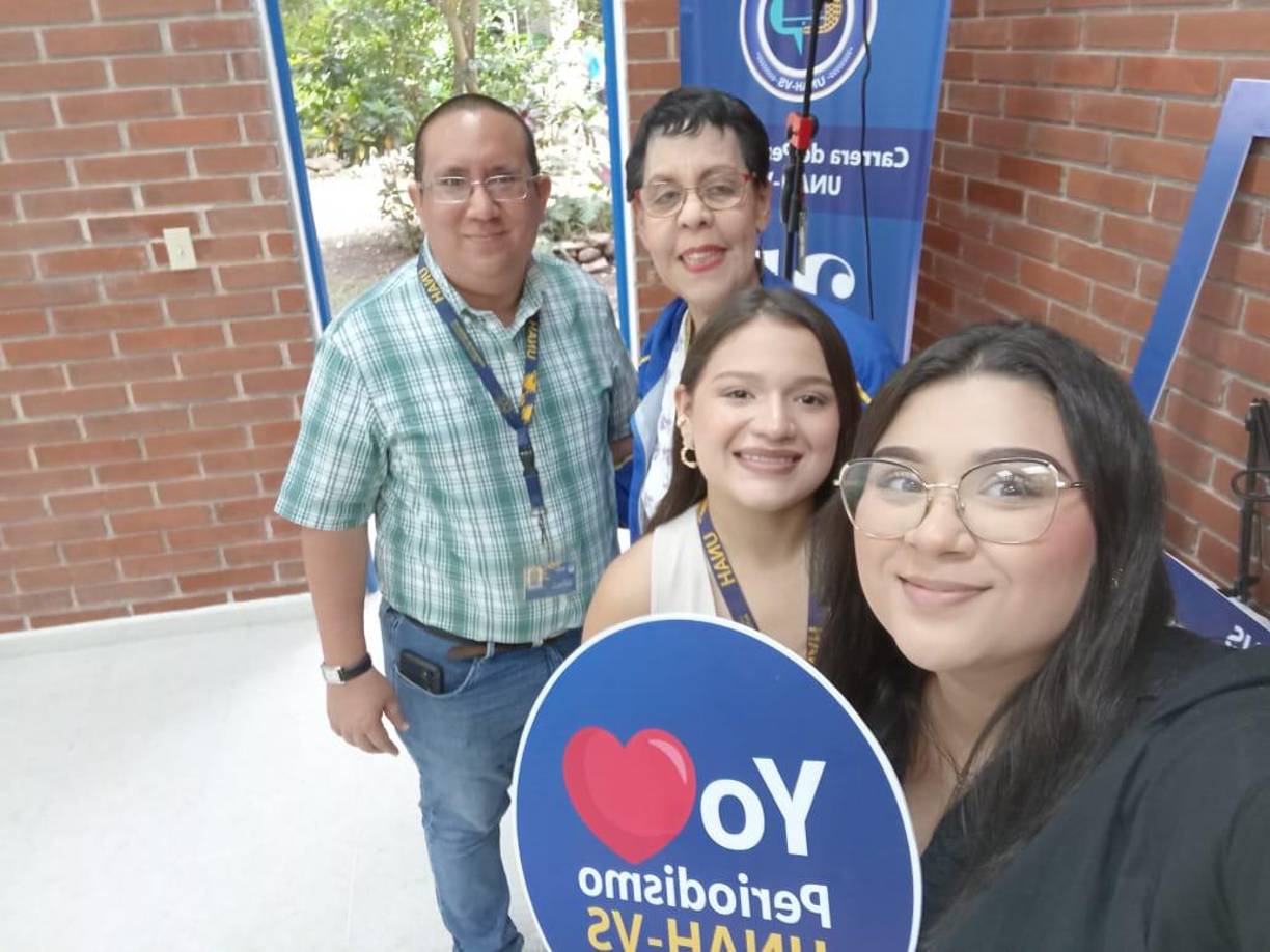 Las autoridades de la carrera de Periodismo junto a docentes, también estuvieron acompañando a los estudiantes para informar sobre el nuevo pénsum que profesionaliza en esta área académica.