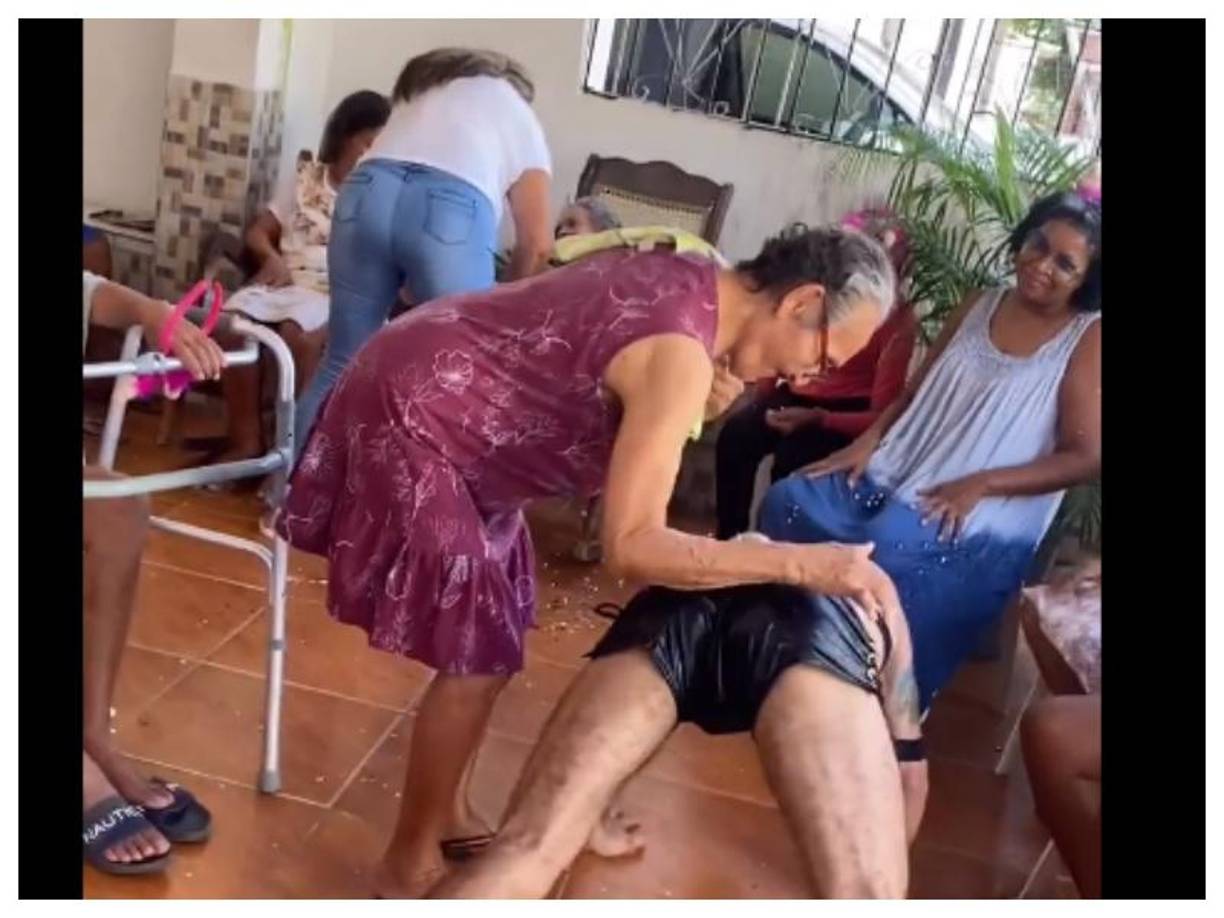 Los bailarines les dedicaban algunos sensuales bailes a los ancianos de esta residencia de la Fundación Una Mano Amiga que se ubica en El Prado, Cartagena de Indias.