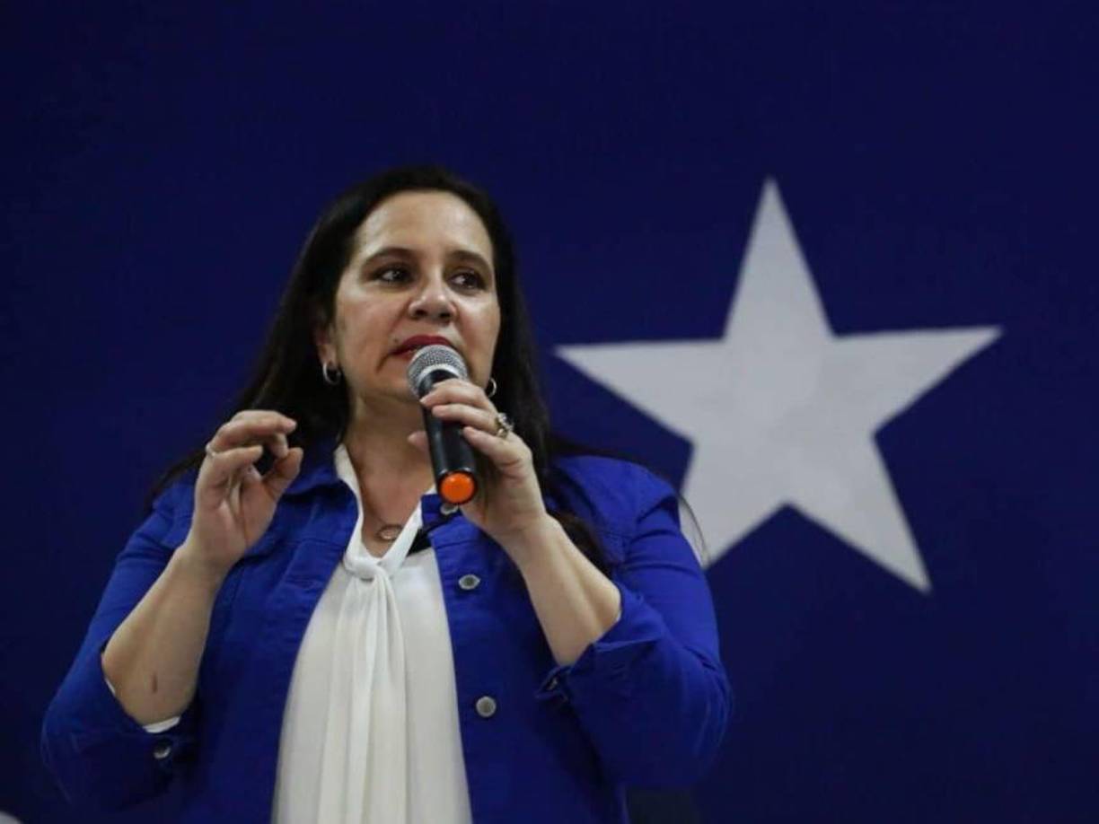 <b>6. Ana García de Hernández</b>Es ex primera dama de la República y esposa del expresidente hondureño Juan Orlando Hernández, quien recientemente fue declarado culpable y sentenciado a 45 años de cárcel por narcotráfico en Estados Unidos. García Carías intentará quedarse con la candidatura del Partido Nacional en los próximos comicios primarios. 