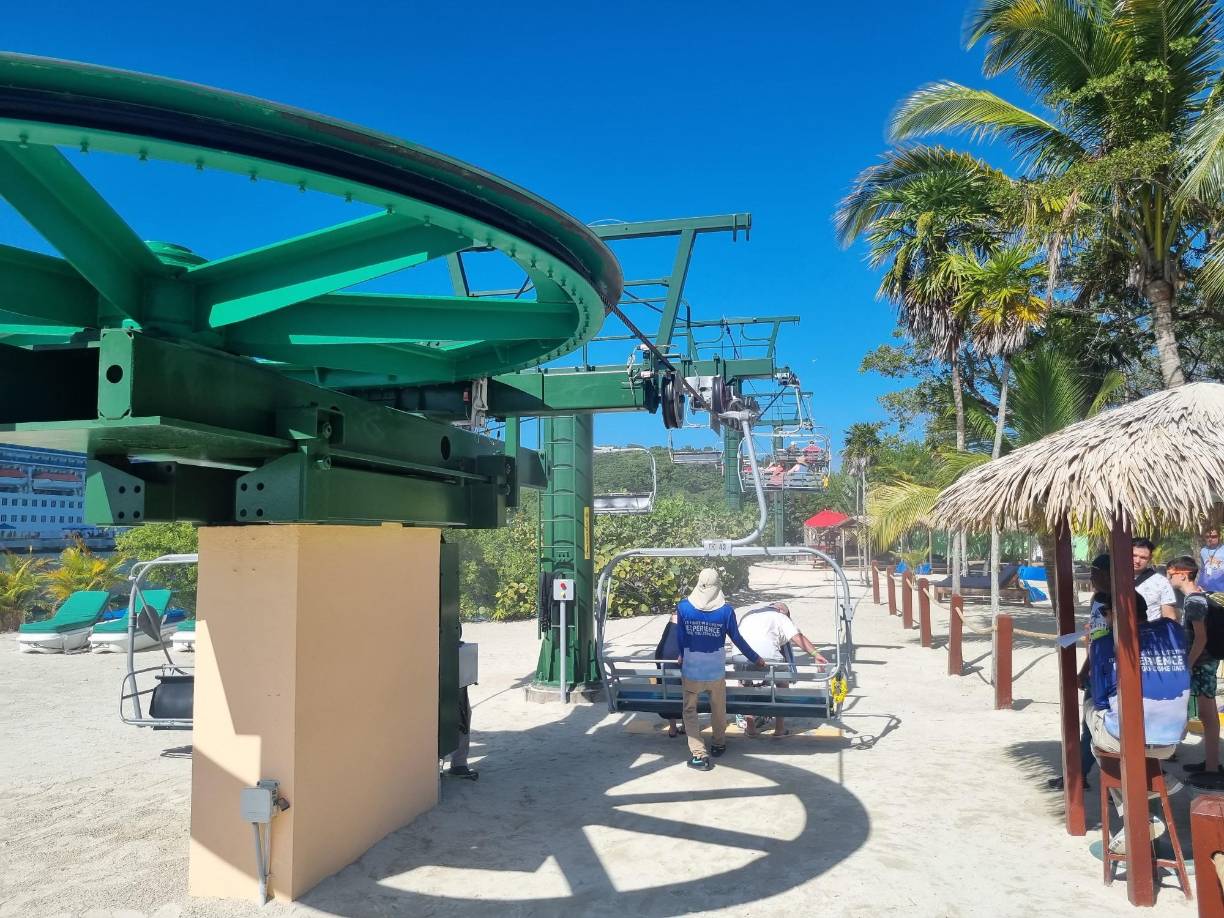 Máquinas y guías turísticos hacen que la experiencia de pasear por el teleférico sea toda aventura y adrenalina pura.