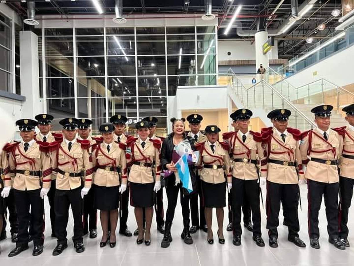 La artista hondureña arribó rebasadas las 10 de la noche al internacional aeropuerto de Palmerola, en Comayagua, zona central de Honduras. 