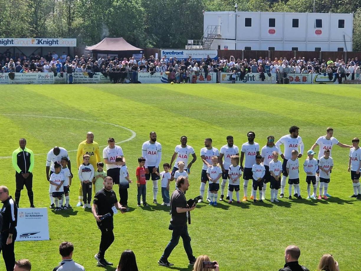 Gomes, Sandro, Defoe, Davis, Chimbonda y todos los grandes futbolistas que dieron muchas alegrías al Tottenham. Danny Rose, jugador activo, sorprendió al aparecer en el partido para acompañar a sus antiguos compañeros.