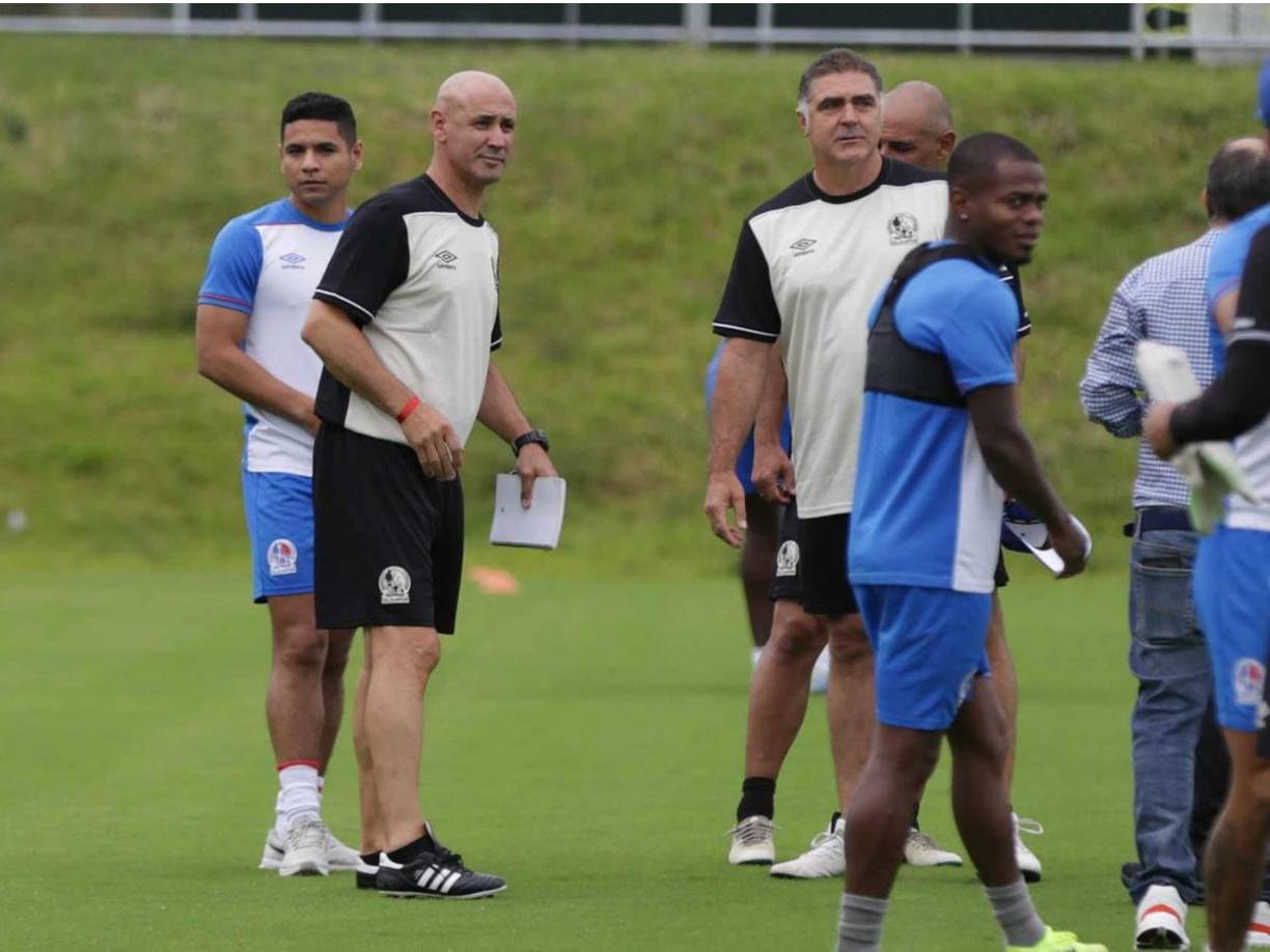 Eduardo Espinel atento a cada detalle en su primer entrenamiento con el Olimpia. Estos días serán importantes para conocer a cada uno de los jugadores.