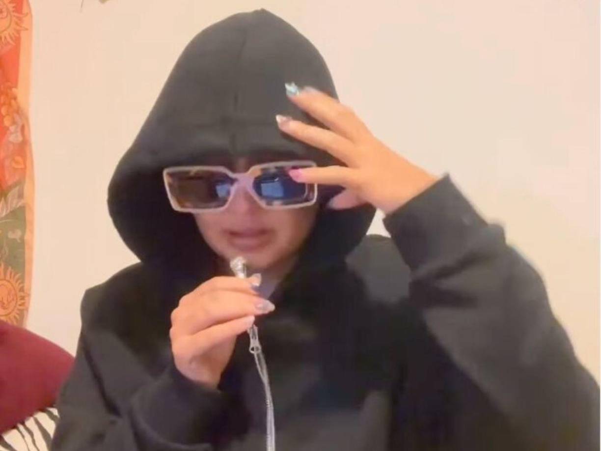 “Haciendo catarsis y responsabilizándome de mi salud mental decidí compartir mi situación. Está bien estar mal. Les mando mucha luz. Gracias a mis amigos, a mi familia y a mi novio por estar ahí para mi 24/7”, escribió la hija de Niurka Marcos para acompañar el audiovisual que dio a conocer en su cuenta de Instagram.