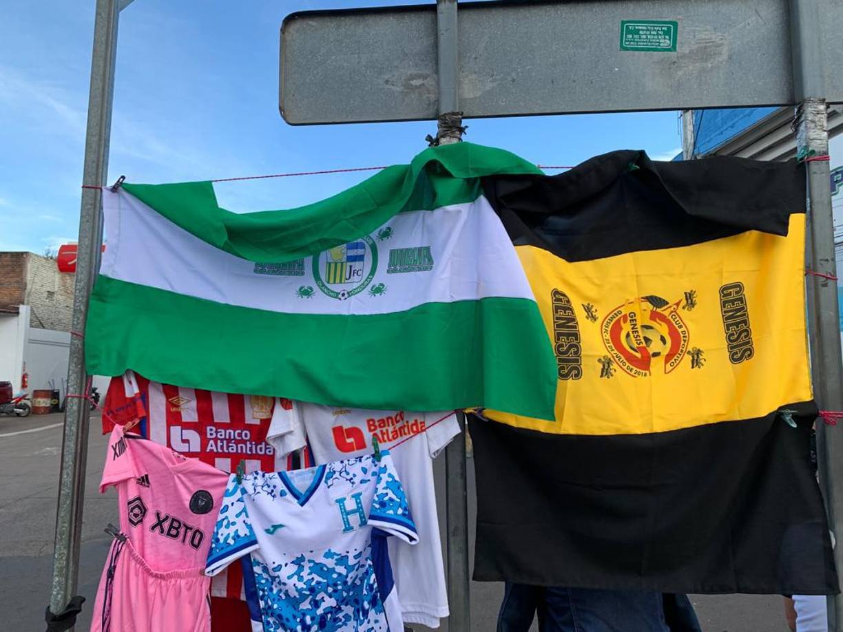 En las afueras del estadio de Tegucigalpa se muestran las banderas de los equipos finalistas de la Liga de Plata de Honduras.